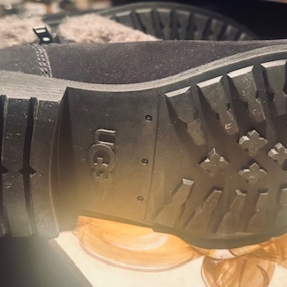 BRAND NEW NEVER USED UGG Fur Trim Boots (Booties) 9.5 US - Picture 7 of 13